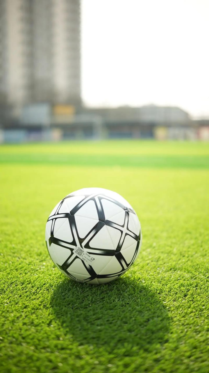 足球赛事数据分析师查看比分结果